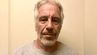 Epstein, oskarżony o nakłanianie do prostytucji i wykorzystywanie seksualne nieletnich dziewcząt, zmarł 10 sierpnia 2019 roku.
