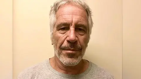 Epstein, oskarżony o nakłanianie do prostytucji i wykorzystywanie seksualne nieletnich dziewcząt, zmarł w sobotę 10 sierpnia