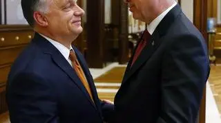 Erdogan i Orban uścisnęli się przyjaźnie na powitanie