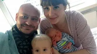 Eskortowana rodzina z nowonarodzonym synem