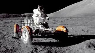 Eugene A. Cernan z Apollo 17 podczas eksploracji Księżyca (NASA)