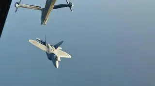 F-22 oddalający się od tankowca po pobraniu paliwa. Widać końcówkę bomu łączącego obie maszyny