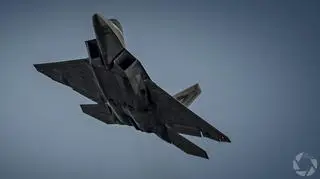 F-22 odlatujący z bazy w Powidzu