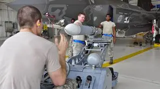 F-35 ma dwie komory na uzbrojenie. Na zdjęciu widać otwartą jedną z nich, na prawo od techników z rakietą