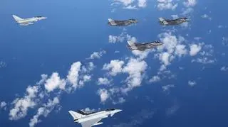 F-35 w eskorcie myśliwców Typhoon brytyjskiego RAF