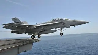F/A-18 Superhornet podczas normalnego startu (Fot. USNavy)