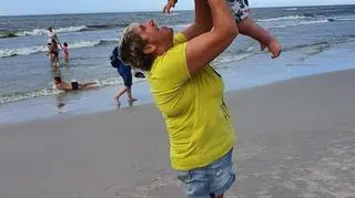 Fabian z mamą nad morzem