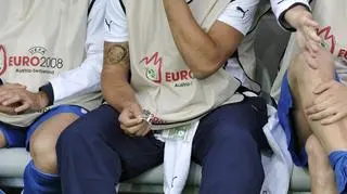 Fabio Cannavarro obserwuje poczynania kolegów z ławki (PAP/EPA)