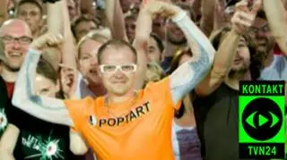Fan U2 przebrany w strój basisty zespołu z trasy zespołu PopMart