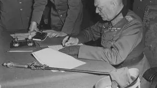 Feldmarszałek Keitel podpisuje akt kapitulacji. Niemiec próbował zachować wojskowy dryl, ale na jego saluty nikt nie odpowiadał. Został bezceremonialnie wyprowadzony z sali po podpisaniu dokumentu