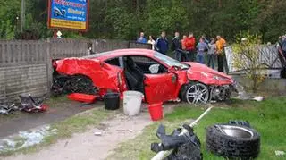 Ferrari staranowało płot (fot: Adam Augustyniak)