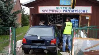 Fiesta wjechała do sklepu (fot. policja w Stalowej Woli)