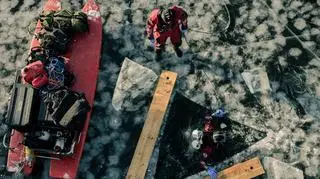 Film jest opowiadany z punktu widzenia ekipy ratunkowej