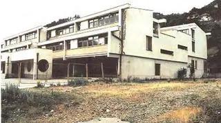 Focza we wschodniej Bośni. Jeden z budynków, w których gwałcono kobiety. Zdjęcie z lat 90.