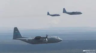 Formacja amerykański i polskiego C-130 na tle elektrowni w Koninie