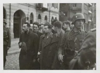 Fotografia z Raportu Jürgena Stroopa do Heinricha Himmlera z maja 1943