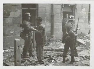 Fotografia z Raportu Jürgena Stroopa do Heinricha Himmlera z maja 1943