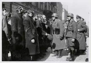 Fotografia z Raportu Jürgena Stroopa do Heinricha Himmlera z maja 1943