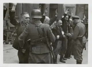 Fotografia z Raportu Jürgena Stroopa do Heinricha Himmlera z maja 1943