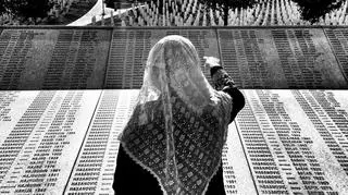 Fotoreportaż - II miejsce w kategorii LUDZIE. Srebrenica, Potočari. W 1991 roku Srebrenicę zamieszkiwało 37 213 osób, z czego niemal 73 proc. stanowili bośniaccy muzułmanie, a 25 proc. Serbowie