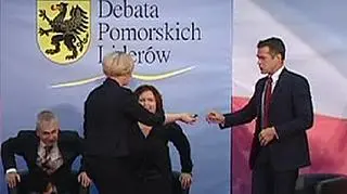 Fotyga wręcza Nowakowi pendrive'a z dokumentem dotyczącym budowy Stadionu Narodowego w Warszawie