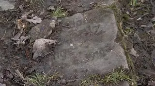 Fragment płyty nagrobnej człowieka o nazwisku Schulz. Park Wschodni we Wrocławiu