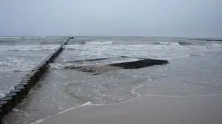 Fragmenty zniszczonej ostrogi fale wyrzuciły na brzeg