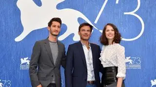 Francois Ozon i aktorzy jego filmu "Frantz" na czerwonym dywanie