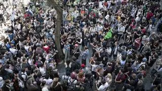 Francuscy studenci przed kordonem policji