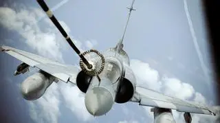 Francuski Mirage F1 podczas tankowania w powietrzu