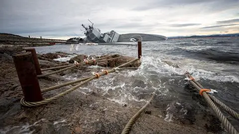Nowoczesna fregata zatonęła po zderzeniu z tankowcem. Ruszył proces norweskiego oficera