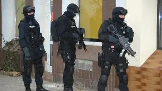 Funkcjonariusze weszli równocześnie do 18 mieszkań (fot. policja.pl)