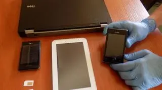 Funkcjonariusze zabezpieczyli jego telefony komórkowe, laptop oraz tablet
