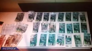 Funkcjonariusze zabezpieczyli też 35 tysięcy złotych, które mieli przy sobie zatrzymani