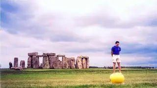 Furman podczas jednego z wyczynów przy Stonehenge. Fot. Northstar77777