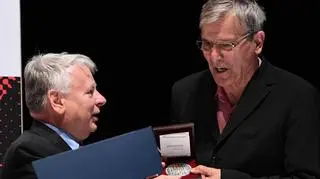 Gabor Demski odbiera Medal Wdzięczności z rąk Bogdana Borusewicza