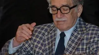 Gabriel Garcia Marquez podpisuje jedną ze swoich książek