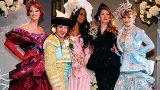 Galliano w czasach świetności - w otoczeniu modelek na pokazie swojej kolekcji Haute Couture dla Diora (fot. PAP/EPA)