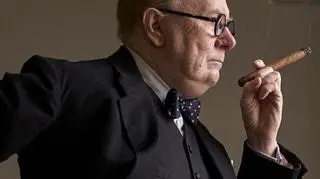 Gary Oldman jako Churchill