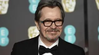 Gary Oldman na rozdaniu nagród BAFTA - odebrał ją za rolę Churchilla w "Czasie mroku"