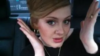 Gdy Adele na swoim blogu pokazała się szczuplejsza, zdjęcie wywołało dyskusję na temat jej nowej wagi (fot
