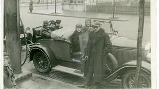 Gdynia, lata 1930-1935, kobieta w skórzanej czapce pilotce i futrze z karakułów