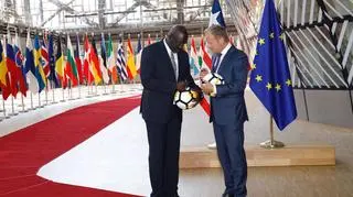 George Weah podpisuje piłkę dla Michała Tuska