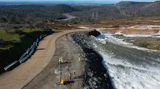 Gigantyczna tama na jeziorze Oroville grozi zawaleniem