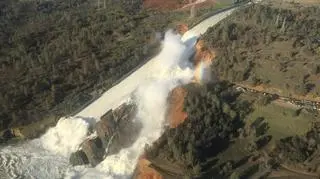 Gigantyczna tama na jeziorze Oroville grozi zawaleniem