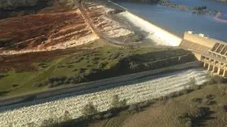Gigantyczna tama na jeziorze Oroville grozi zawaleniem