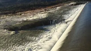 Gigantyczna tama na jeziorze Oroville grozi zawaleniem