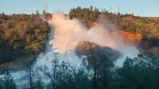 Gigantyczna tama na jeziorze Oroville grozi zawaleniem