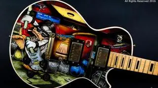 Gitara pomalowana na specjalne zamówienie Wojciecha Pogorzelskiego, lidera Oddziału Zamkniętego