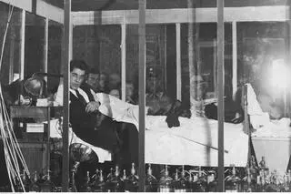 Głodomór w klatce i podziwiająca go widownia